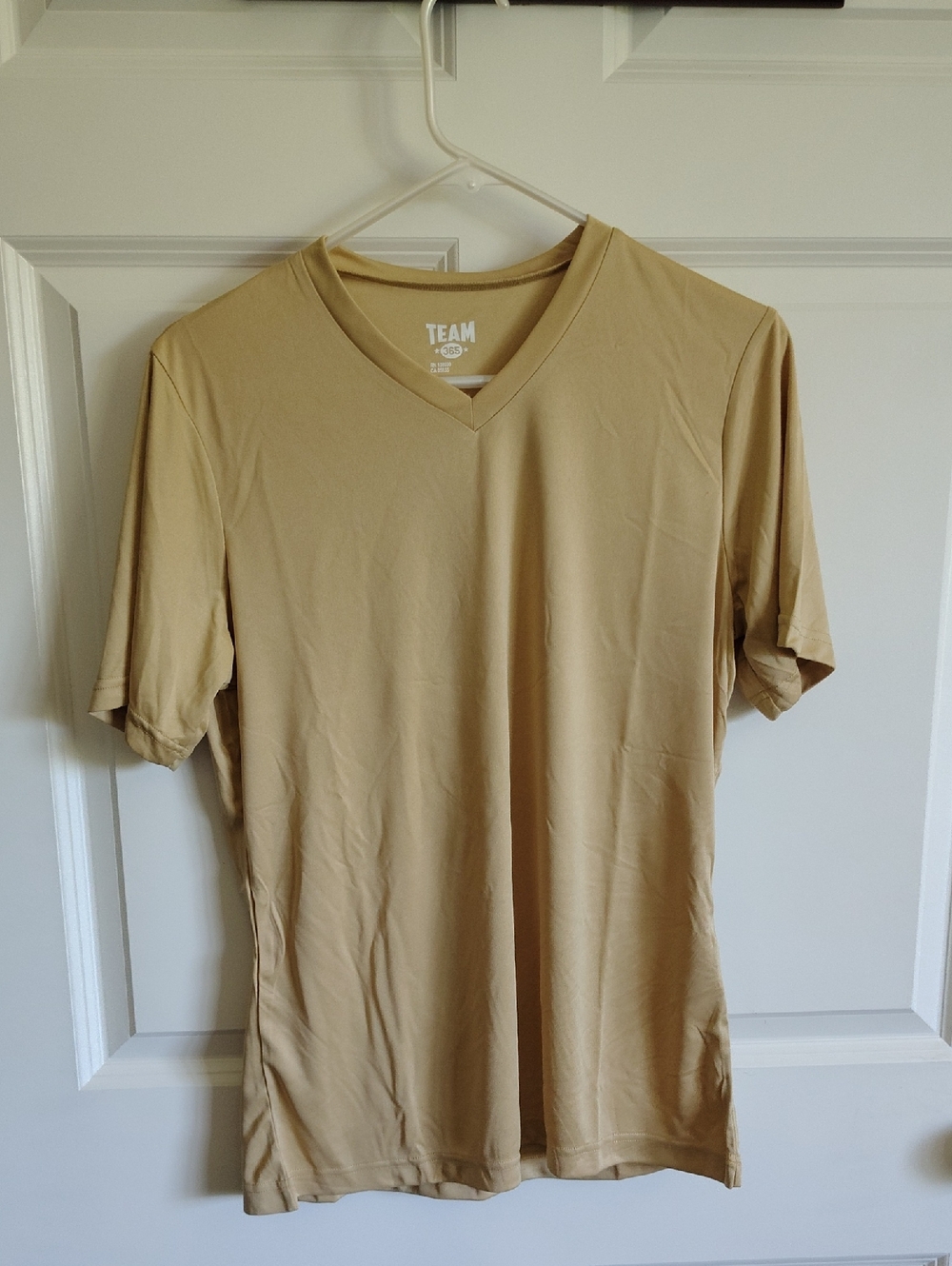Never Worn Polyester V-Neck Short Sleeve Tee in Tan/Gold